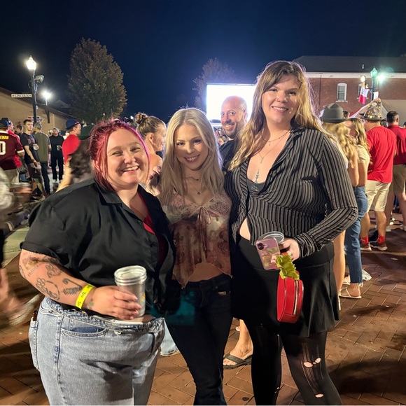 Meet your Posher, Breanna - Picture 3 of 3